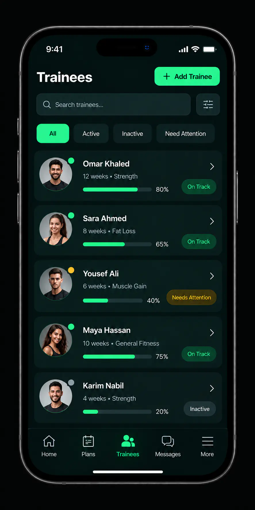 قائمة العملاء في IronFit، ويظهر لكل عميل وضع متابعته الحالي
